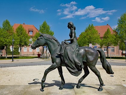 Statur von Alexandrine, Großherzogin von Mecklenburg-Schwerin, die auf einem Pferd reitet